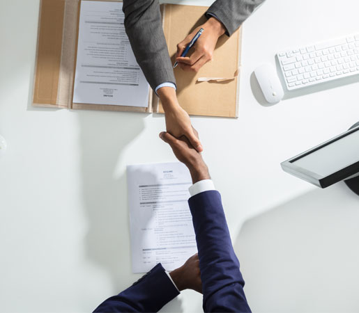 recruiter-shakes-interviewee-hand